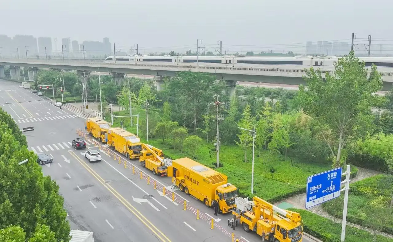 Det største generatordrevne køretøj i Kina går online i Zhengzhou.